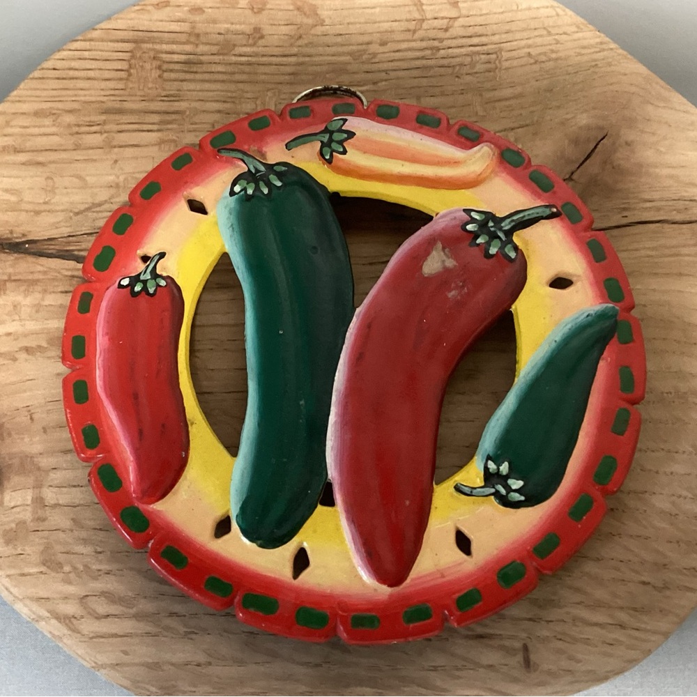 🔴 Vintage - Cast Iron Hot Chili Peppers Trivet - Crisp Clear Colors - Hang Ready - Picture 2 of 10
